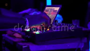 DJ在派对上扭动设备旋钮的特写镜头